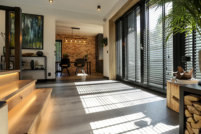 Holz-Jalousien im Wohnzimmer