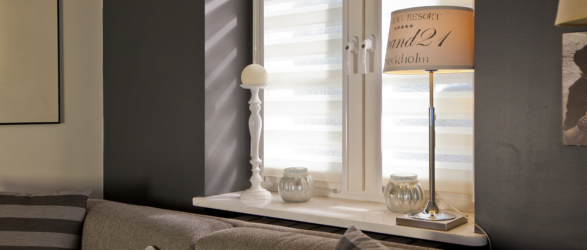 Elektrisch gesteuerte Doppelrollos im Wohnzimmer